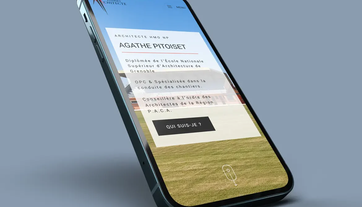 Téléphone mobile en grand affichant le site internet de Agathe Pitoiset, architecte à Robion
