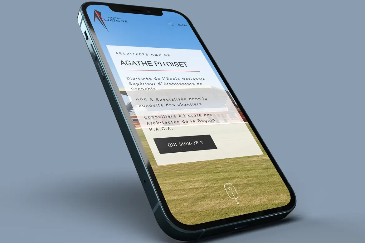 Téléphone mobile en grand affichant le site internet de Agathe Pitoiset, architecte à Robion