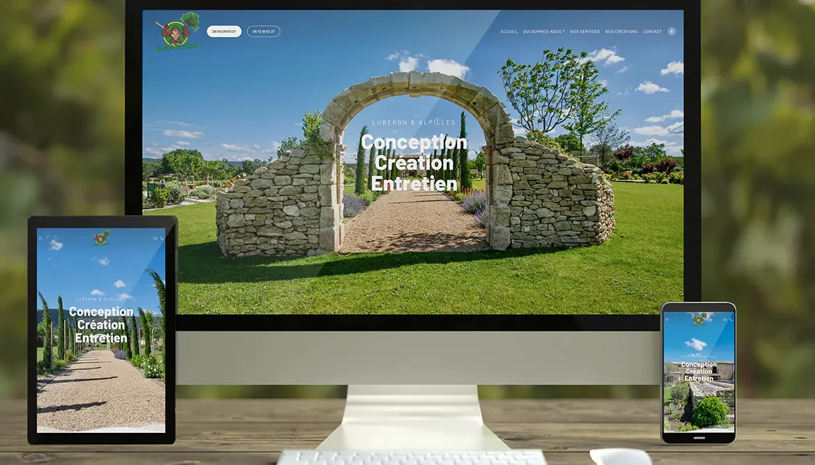 Imac, tablette et mobile sur un bureau en bois avec un fond vert affichant un site internet de conception, création et entretien de jardin