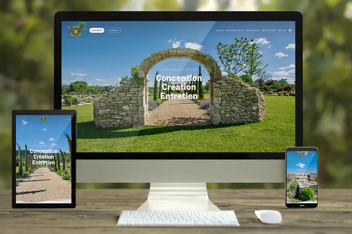Imac, tablette et mobile sur un bureau en bois avec un fond vert affichant un site internet de conception, création et entretien de jardin