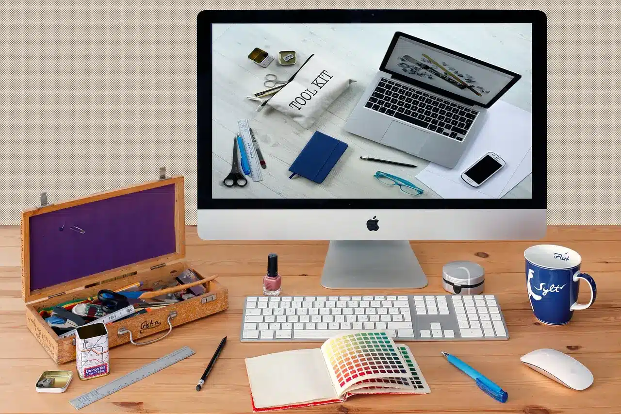 Imac avec clavier et souris sur un bureau d'une agence web